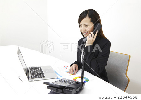 20代女性若いOL オフィス電話対応シーン 22044568