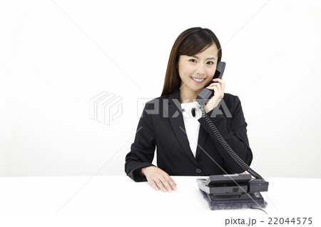 20代女性若いOL オフィス電話対応シーン 20代女性若いOL オフィス電話対応シーン 22044575