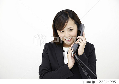 20代女性若いOL オフィス電話対応シーン 22044995