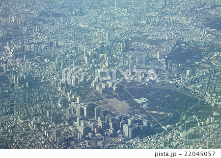 快晴の東京上空から見渡す皇居周辺の東京都心部の写真素材