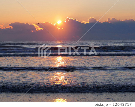 浜辺の日の出 22045717