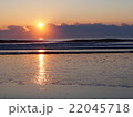 日が昇る海 22045718
