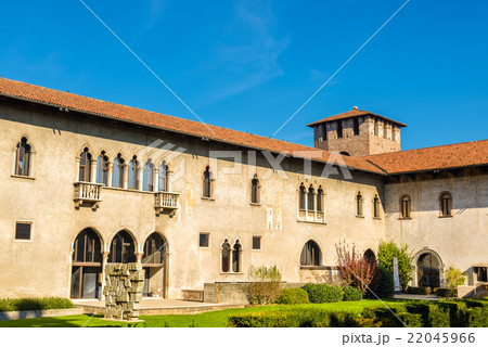 Courtyard of Castelvecchio fortress in Verona - Courtyard of Castelvecchio fortress in Verona - 22045966