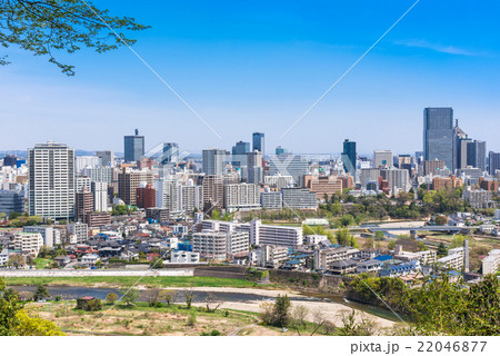 広瀬川と仙台の町並み 22046877