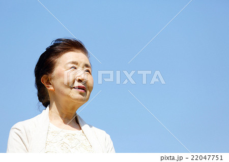 シニア女性　青空 22047751