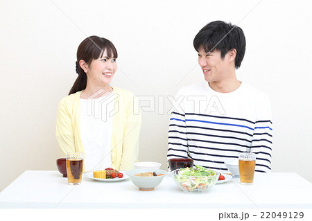 食事をする若い夫婦 食事をする若い夫婦 22049129