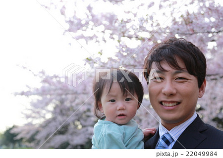 入園式 父娘 日常 赤ちゃん パパ 子供 娘 0歳 カジュアル スーツビジネス ライフスタイル の写真素材