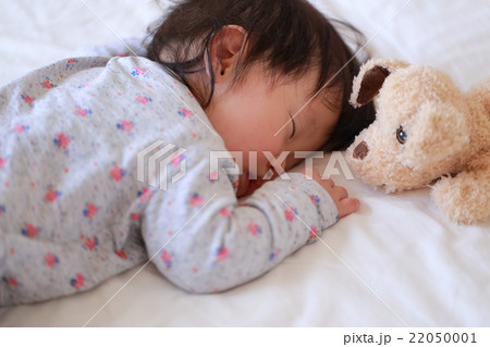 赤ちゃん1人 昼寝 うつぶせ寝 日常 ライフスタイル 眠る 熟睡 育児 子育て の写真素材