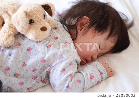赤ちゃん1人 (昼寝 うつぶせ寝 日常 ライフスタイル 眠る 熟睡 育児 子育て) 22050002