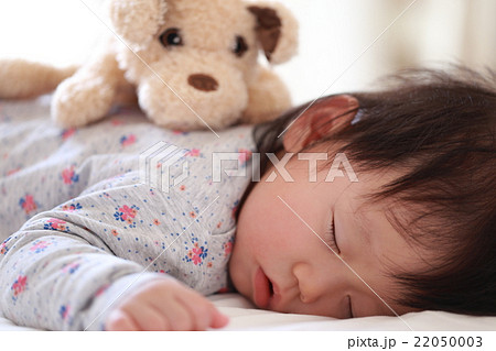 赤ちゃん1人 (昼寝 うつぶせ寝 日常 ライフスタイル 眠る 熟睡 育児 子育て) 22050003