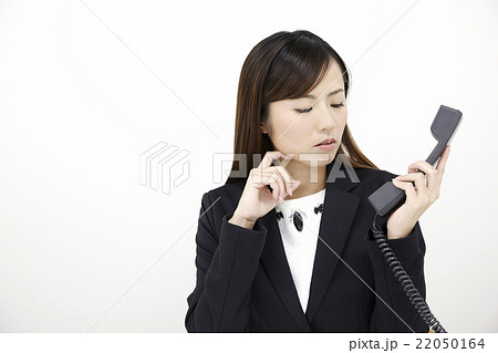 20代女性若いOL オフィス電話対応シーン 20代女性若いOL オフィス電話対応シーン 22050164