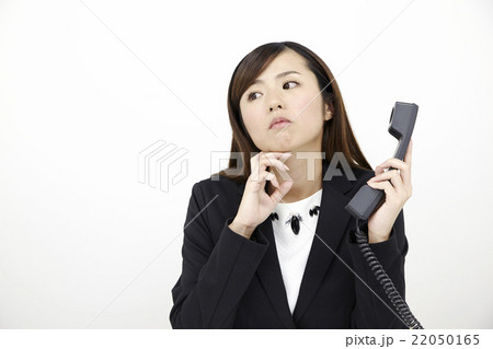 20代女性若いOL オフィス電話対応シーン 20代女性若いOL オフィス電話対応シーン 22050165