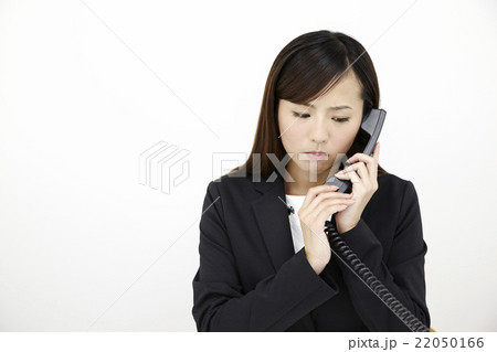 20代女性若いOL オフィス電話対応シーン 20代女性若いOL オフィス電話対応シーン 22050166