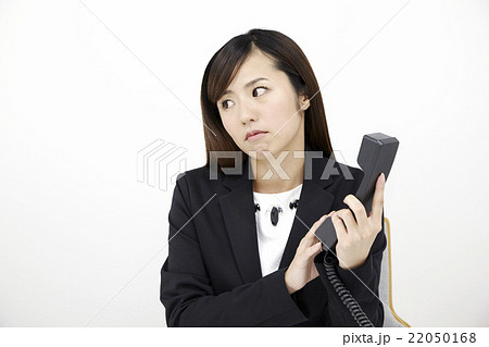 20代女性若いOL オフィス電話対応シーン 22050168