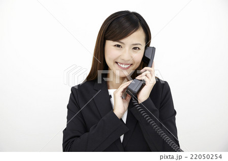 20代女性若いOL オフィス電話対応シーン 20代女性若いOL オフィス電話対応シーン 22050254