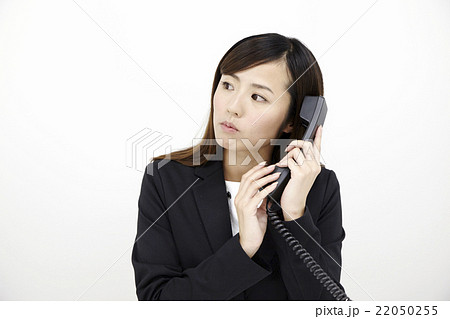 20代女性若いOL オフィス電話対応シーン 20代女性若いOL オフィス電話対応シーン 22050255