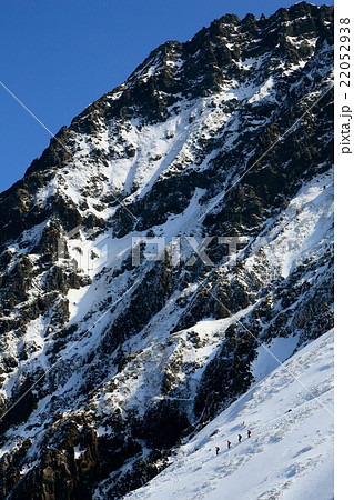 八ヶ岳・赤岳直下を下る登山者 八ヶ岳・赤岳直下を下る登山者 22052938