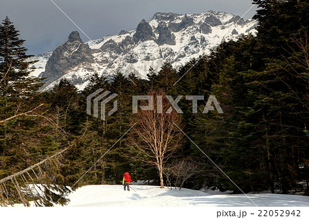 八ヶ岳・横岳の岩峰と行者小屋に向かう登山者 22052942