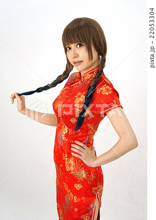 チャイナドレスのかわいい女性の写真素材