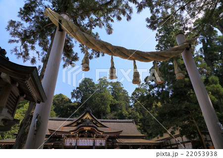 大神神社「縄鳥居」と「拝殿」 22053938