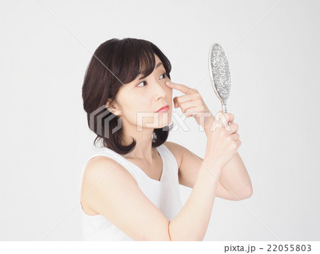 スキンチェックするミドル女性 22055803