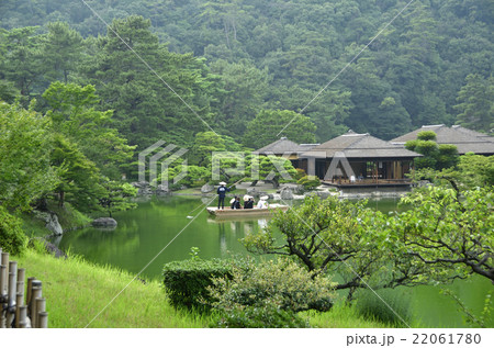特別名勝｢栗林公園｣南庭の｢掬月亭｣と南湖に浮かぶ和船 22061780