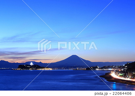 ライトアップした江の島と富士山 ライトアップした江の島と富士山 22064406