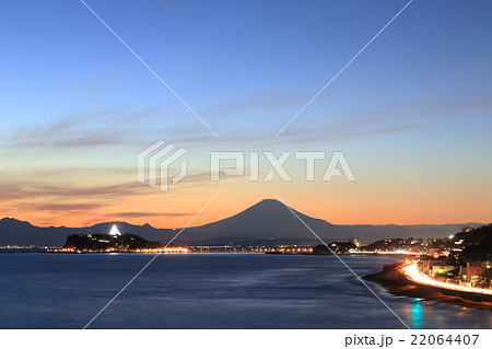 ライトアップした江の島と富士山 22064407