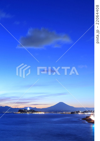 ライトアップした江の島と富士山 ライトアップした江の島と富士山 22064408
