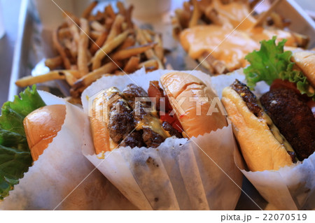 たくさんのハンバーガー たくさんのハンバーガー 22070519