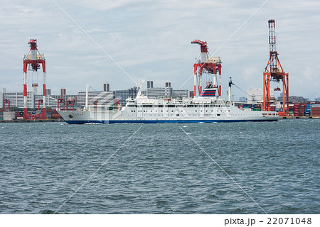 大井水産ふ頭前を進行するおがさわら丸 22071048