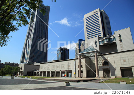 晴れた日の横浜美術館 22071243