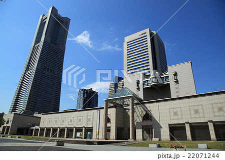 晴れた日の横浜美術館 22071244