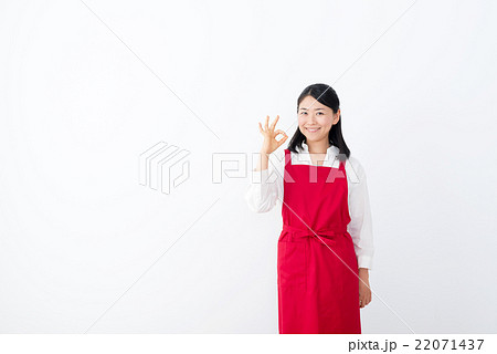 エプロン姿でOKサインをする女性 22071437