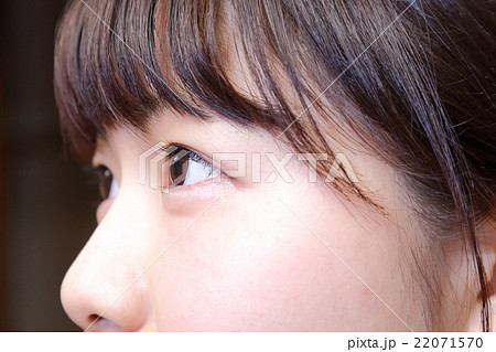 若い女性 横顔の写真素材 [22071570] - PIXTA