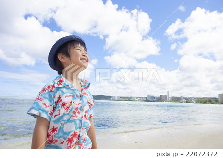 ビーチに立つ男の子 22072372