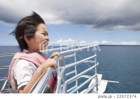 クルーザーに乗る子供 22072374