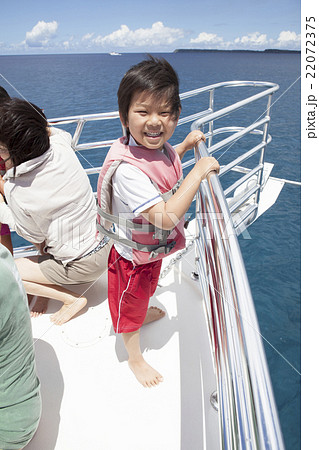 クルーザーに乗る子供 22072375