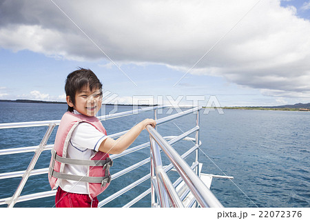 クルーザーに乗る子供 クルーザーに乗る子供 22072376