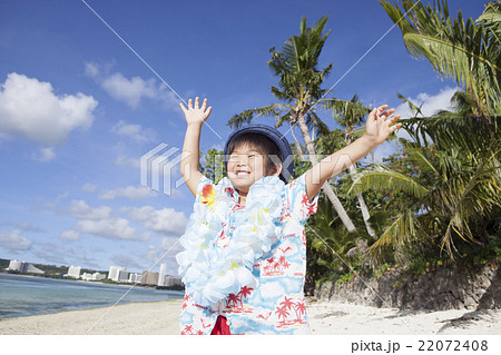 南国の風景とバンザイする子供 22072408