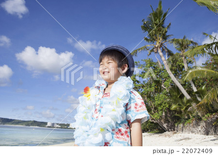 南国の風景と子供 22072409