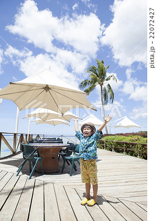 南国の風景とバンザイする子供 22072427