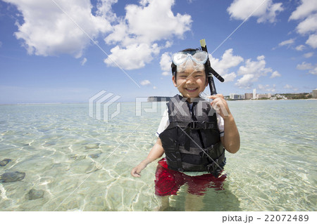 シュノーケルする男の子 22072489