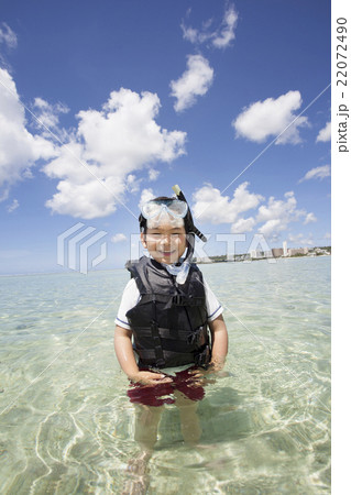 シュノーケルする男の子 22072490