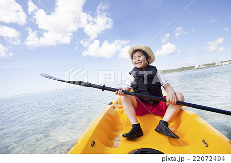 シーカヤックをする男の子 シーカヤックをする男の子 22072494