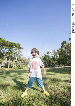 椰子の木の風景と子供 22072531