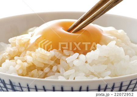 醤油のかかったたまごかけごはんと箸 醤油のかかったたまごかけごはんと箸 22072952