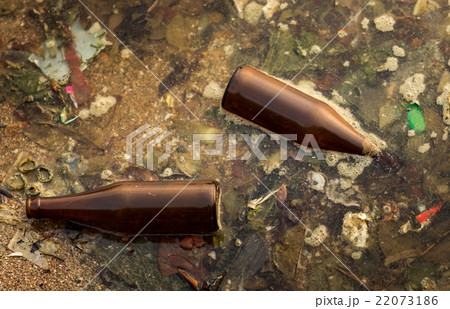 Many trashes in sea Many trashes in sea 22073186