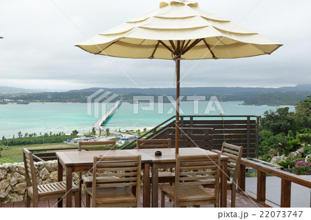 レストランのテラス席から古宇利大橋を望む、沖縄 22073747