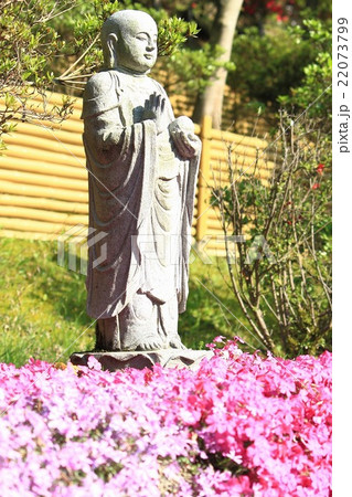 芝桜に浮かぶ地蔵尊 22073799